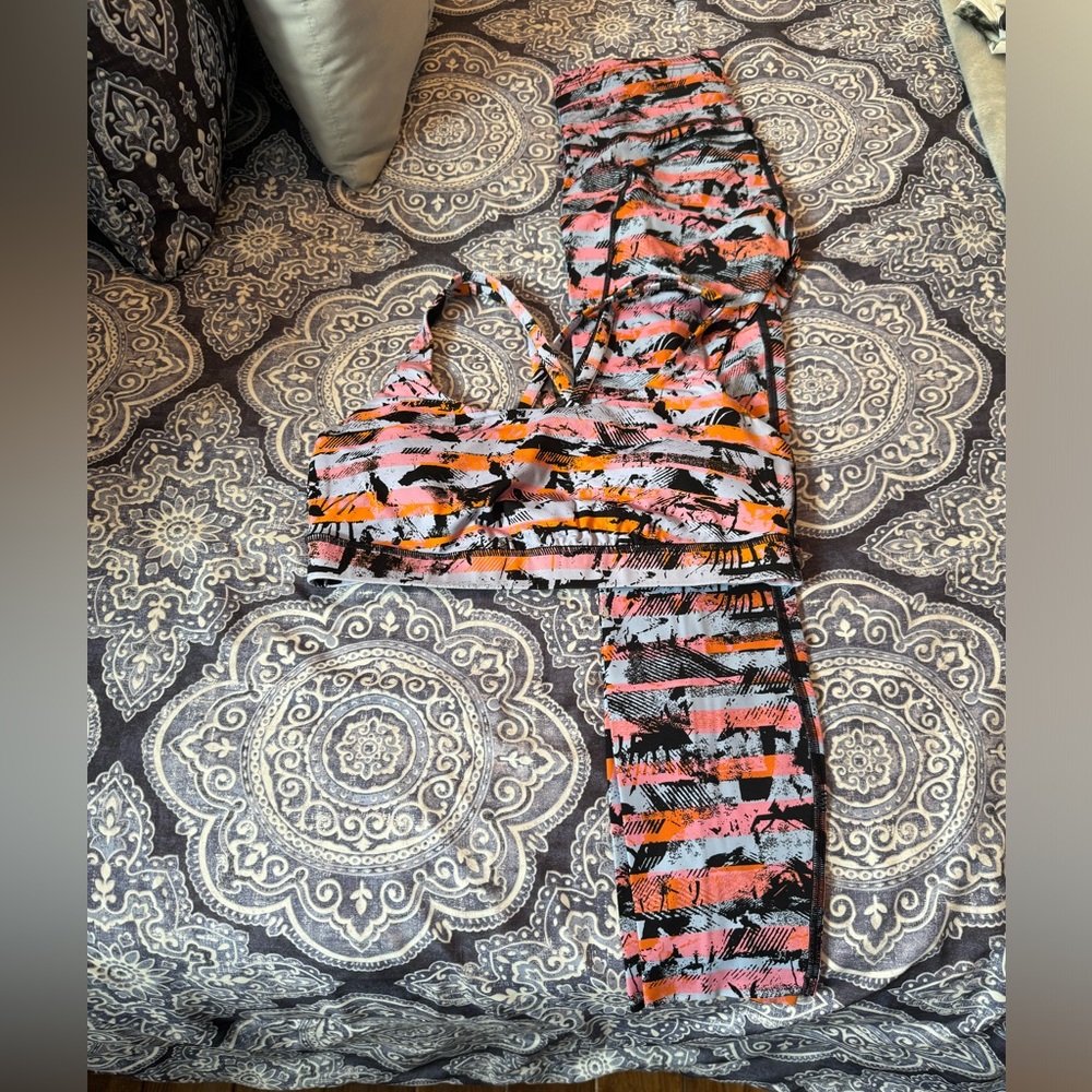 Lululemon fast to be free legging and energy bra.